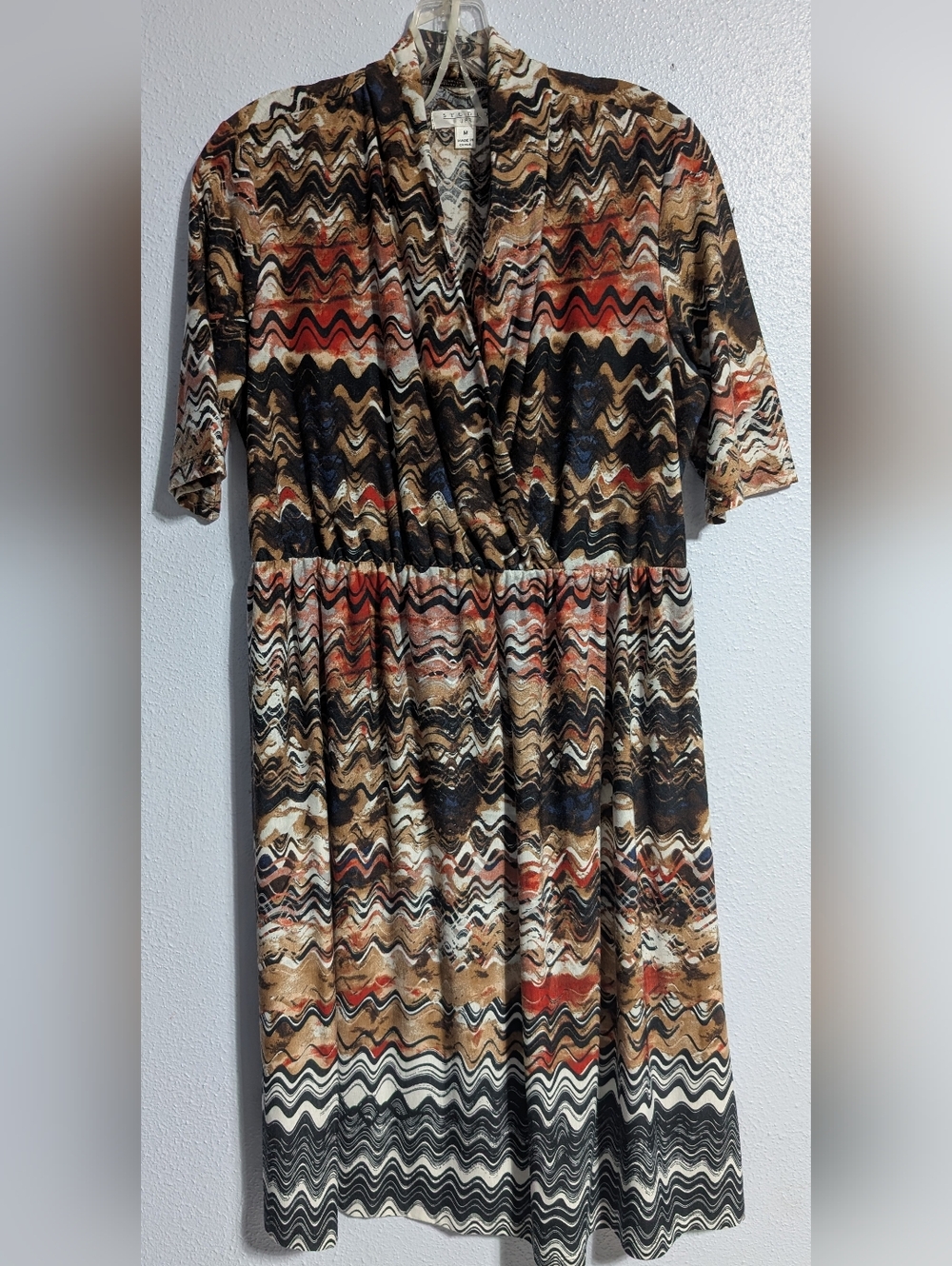Studio Wavy Chevron Print Short Sleeve Dress in Black & Brown